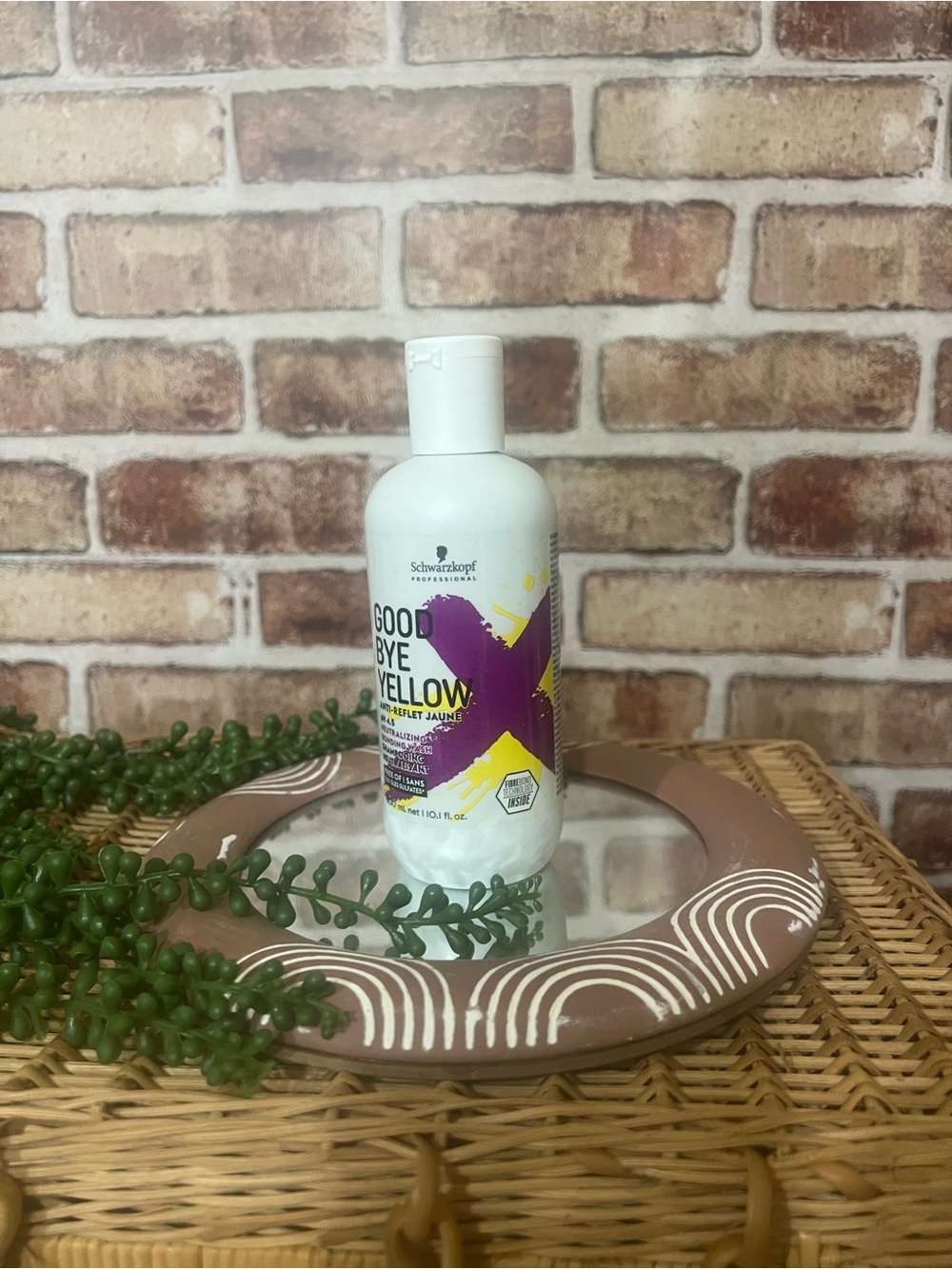 Schwarzkopf Goodbye Yellow Purple Toning Shampoo - White/Purple
